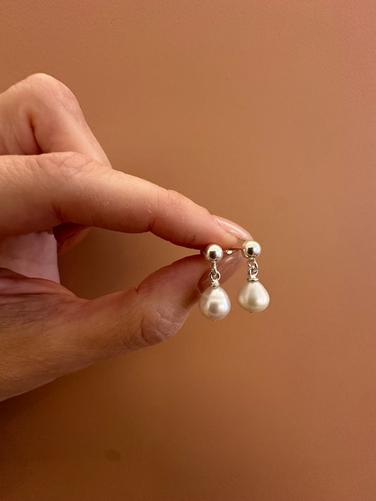 Orecchini con perla a goccia