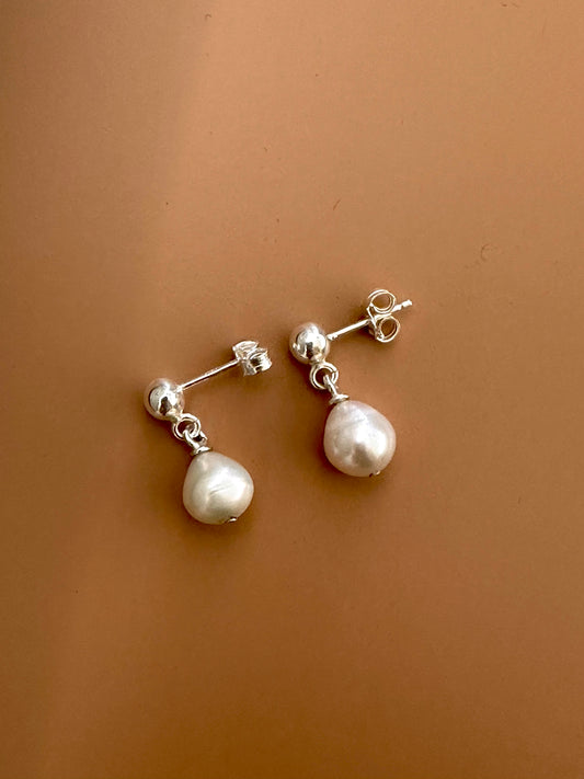Orecchini con perla a goccia