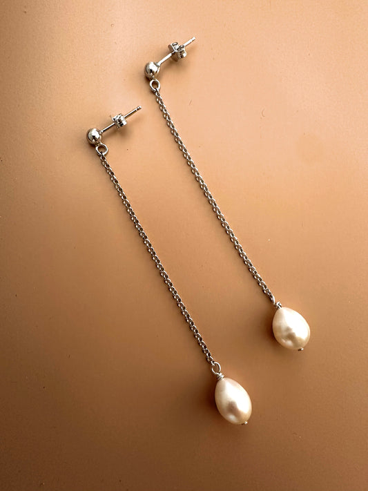 Orecchini pendenti con perla