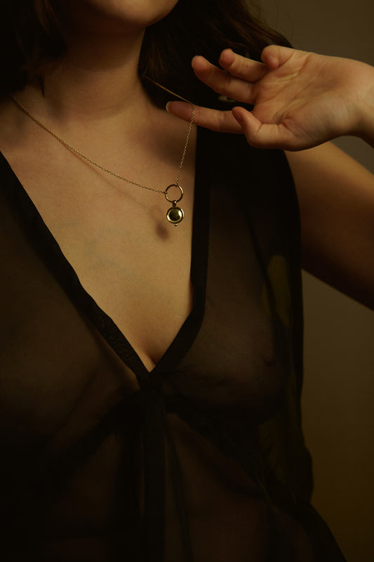 collana indossata in oro giallo pallido dal design minimale e semplice