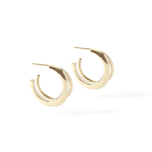 coppia di orecchini a cerchio dal design minimal in oro giallo pallido