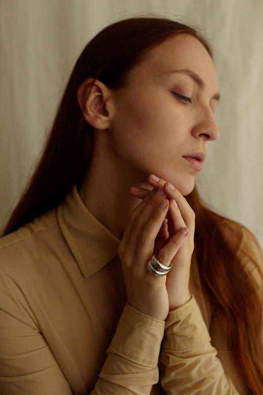 due anelli indossati insieme della collezione echoes in argento 925 fatti a mano da piqué jewelry