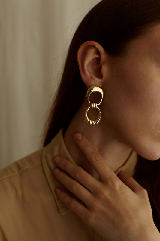 orecchino asimmetrico dalla collezione echoes fatto a mano da elisa santuliana