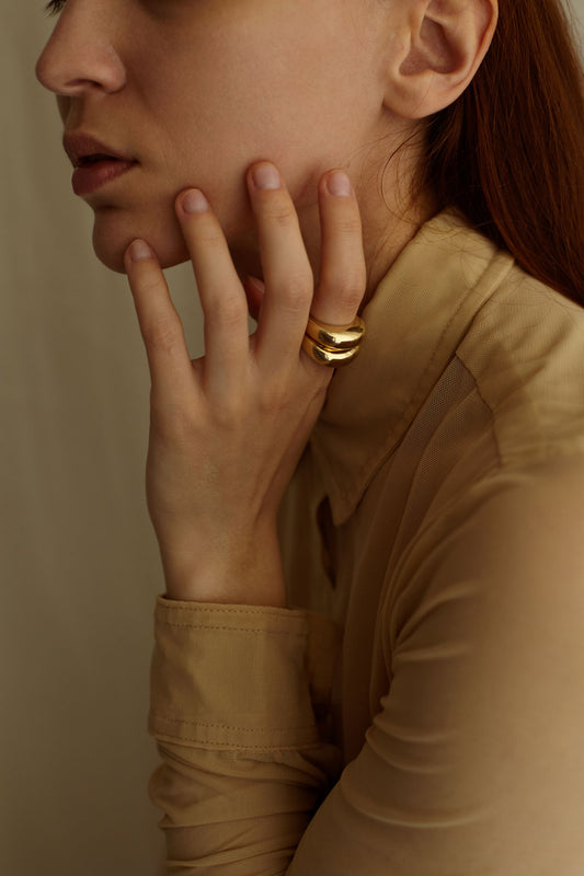 indossato due anelli in oro della collezione echoes in combinazione