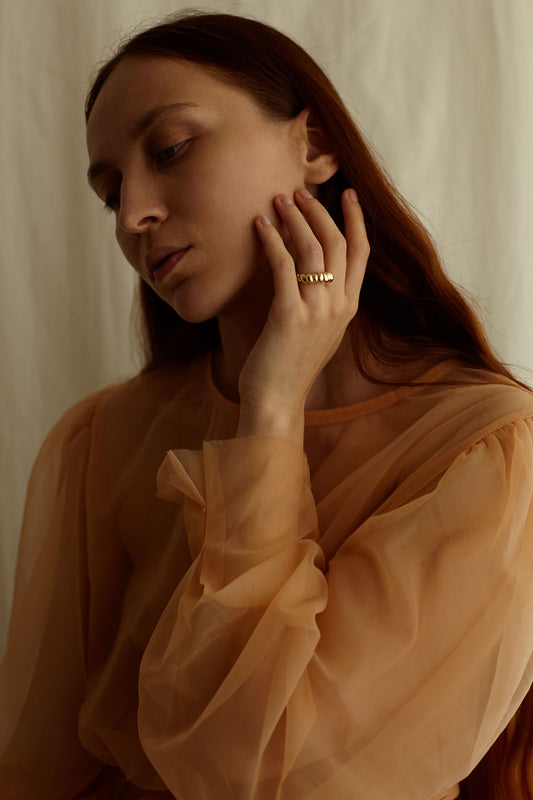 indossato dell'anello oro della collezione echoes di piqué