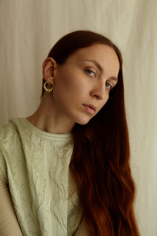 orecchino indossato con forma sinuosa attorcigliata anni 80 90