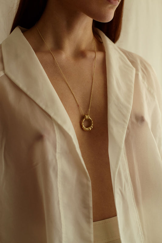 indossato collana in oro fairmined interamente disegnata e realizzata a mano da elisa santuliana