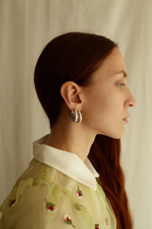 coppia di orecchini in argento etico e sostenibile fatti a mano in italia da piqué jewelry