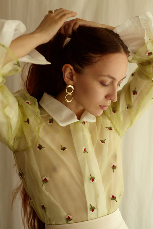 orecchino collezione echoes di piqué jewelry indossato