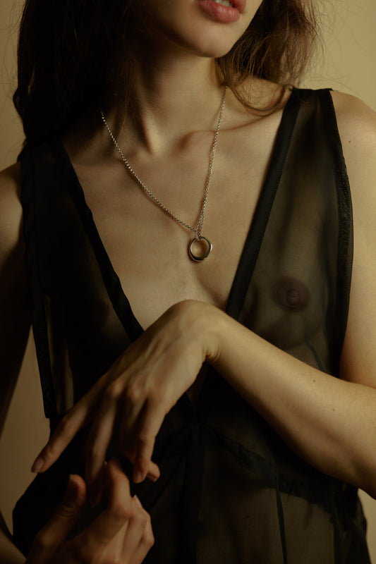 collana piqué con pendente dalla forma irregolare in argento 925 indossata