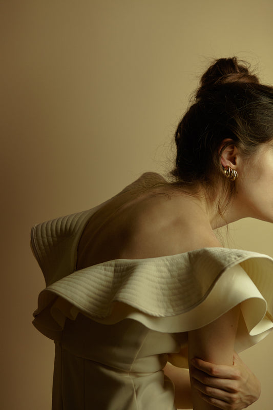 orecchini in oro giallo pallido design minimal ed essenziale