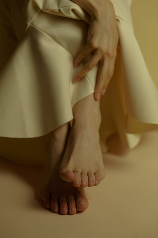 anello indossato sui piedi in oro giallo bypiqué