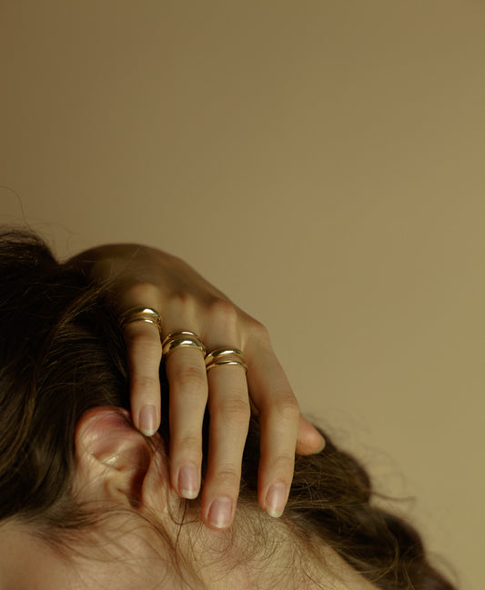 combinazione di anelli regolari e irregolari in oro giallo by piqué