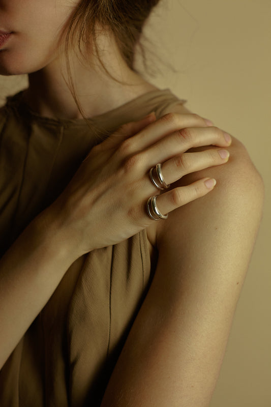 gioielleria piqué dettaglio anello indossato in argento 925