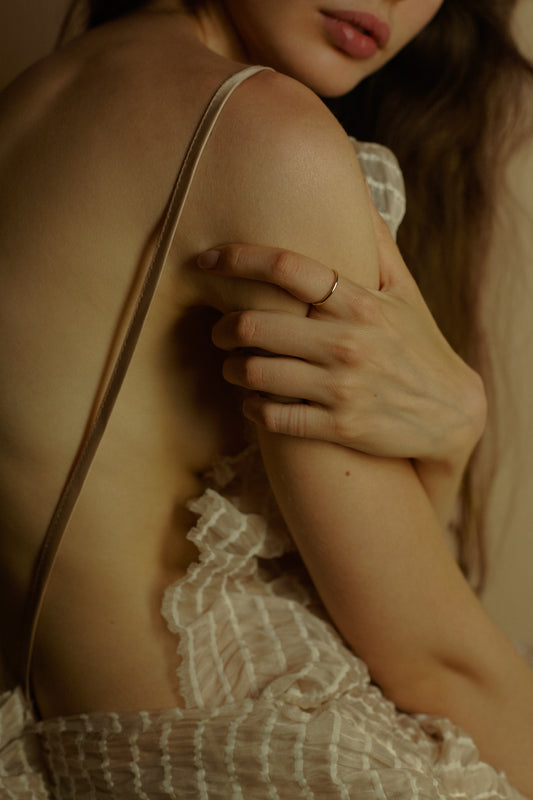 anello sottile by piqué in oro giallo indossato