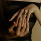 combinazione di anelli indossati sulle mani in oro giallo by piqué