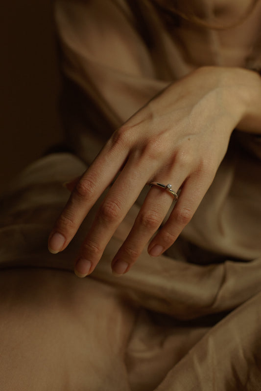 fedina anello con solitario diamante bianco e oro bianco design italiano