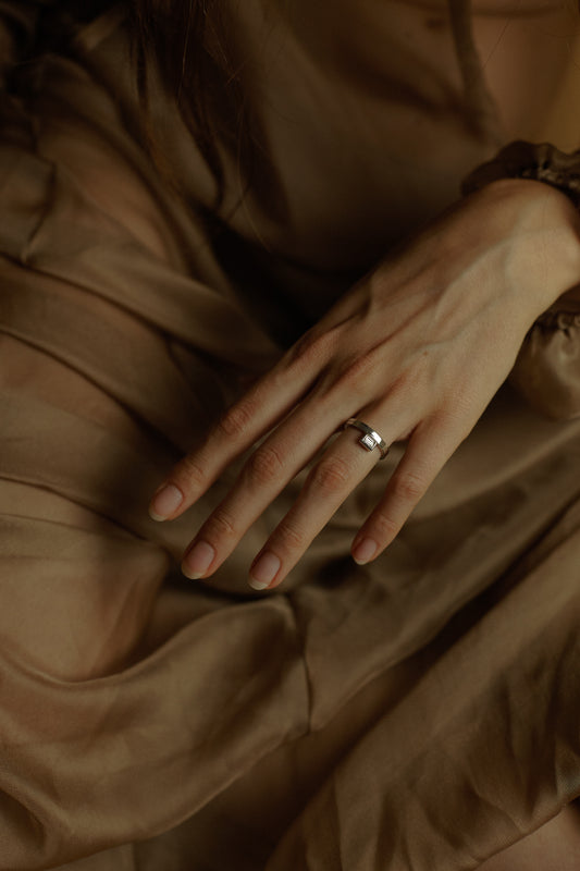 indossato di un anello in oro bianco con diamante rettangolare di 0.45 carati