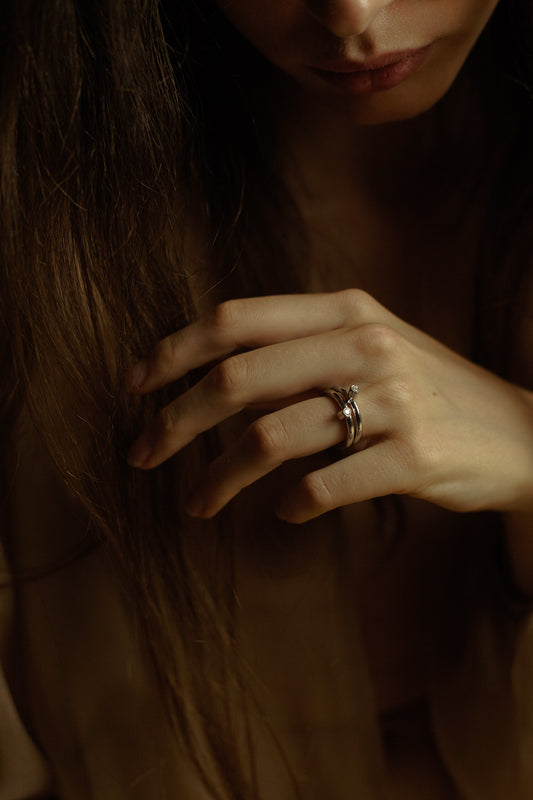 anelli in combinazione con sezione tonda in oro bianco con diamante incastonato e fatto a mano da piqué