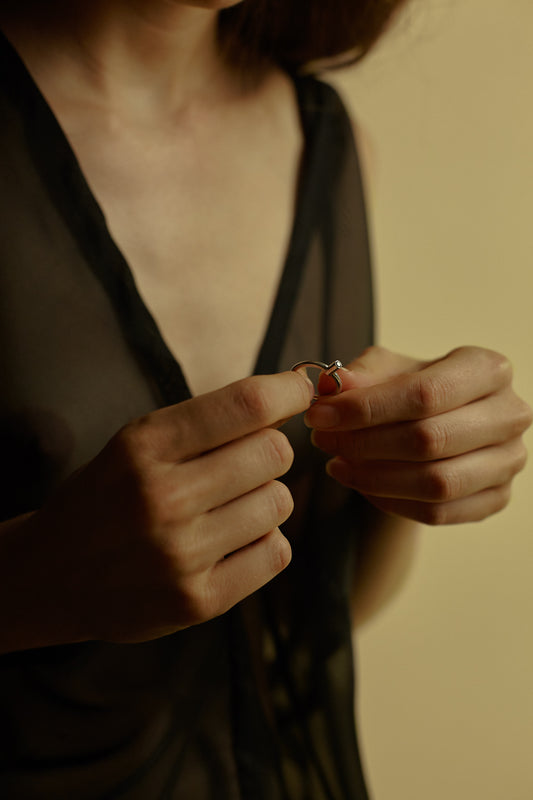 anello solitario con sezione tonda fatto a mano con diamante naturale grigio da 0.1 carato