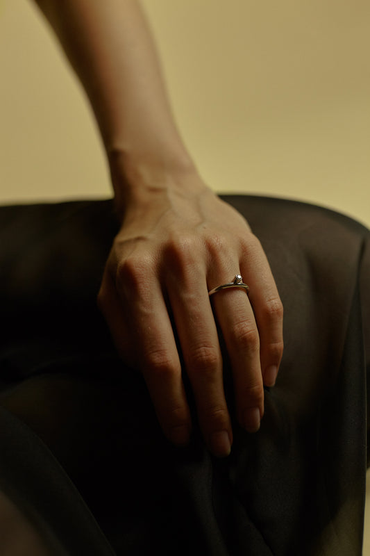 anello circolare con diamante grigio asimmetrico fatto a mano in italia da piqué