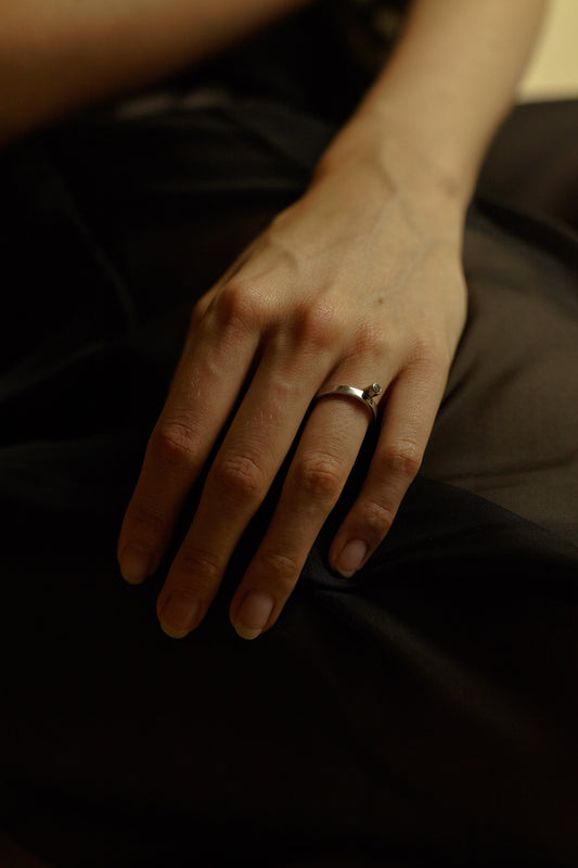indossato anello a fascetta con diamante grigio fatto a mano da piqué jewelry