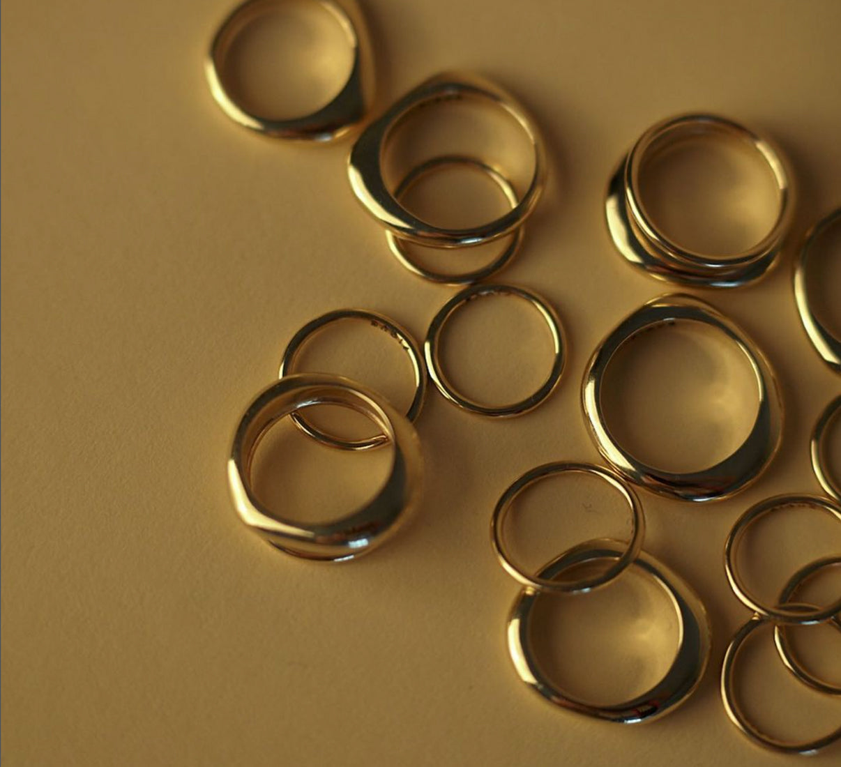 anelli in oro giallo fairmined della collezione dune fatta a mano artigianalmente da piqué jewelry