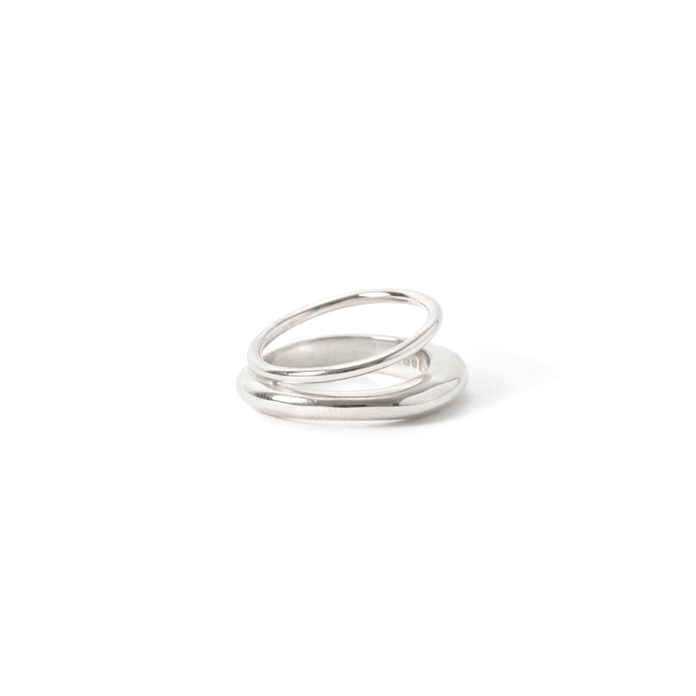 due anelli in uno realizzato a mano in italia da piqué jewelry