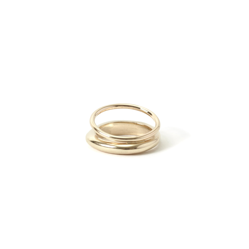 dettaglio della coppia di anelli regolare e irregolare dalle forme morbide in oro by piqué