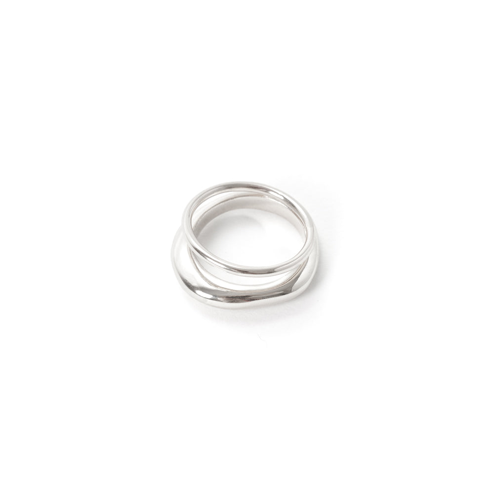 dettaglio due anelli in uno sfasati dalle forme minimal e morbide in argento 925