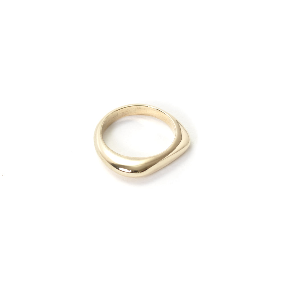 anello in oro giallo con forma irregolare by piqué
