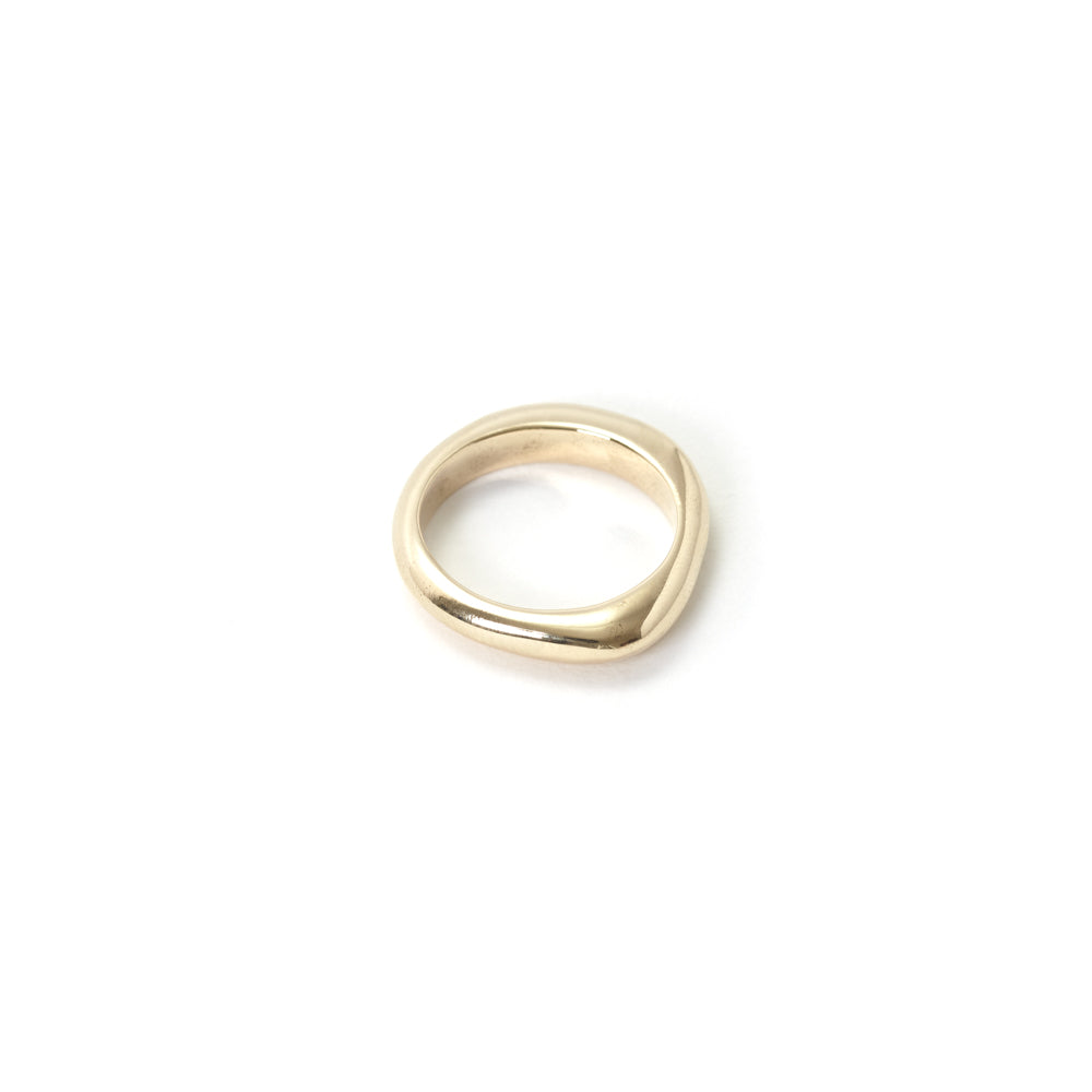 anello fatto a mano by piqué in oro giallo con forma irregolare