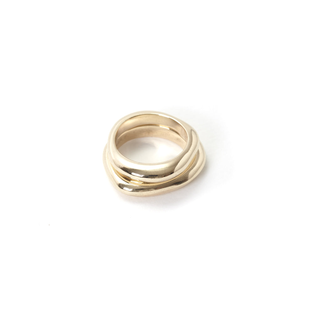 copia di anelli con forme sinuose e morbide in oro giallo by piqué