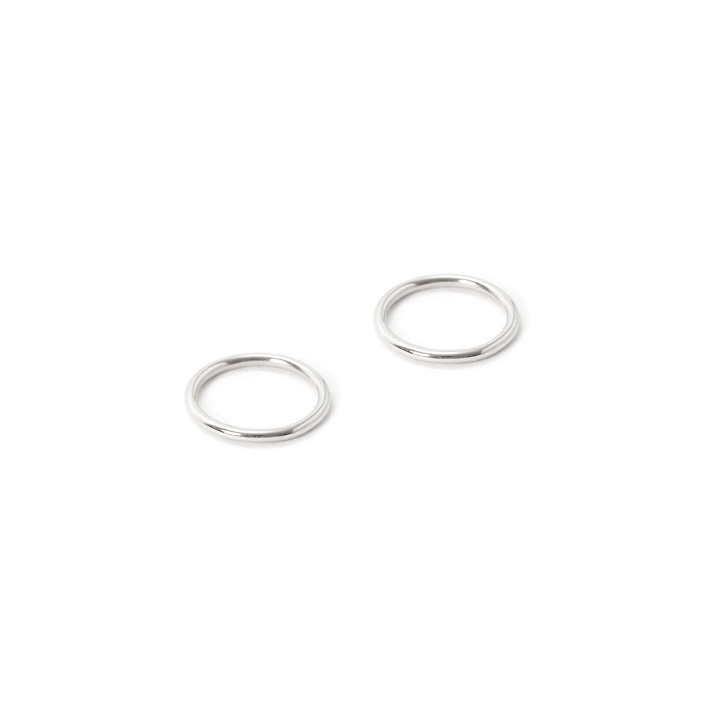 coppia di anellini tipo fedine in argento 925 fatte a mano in italia da piqué slow jewelry a riva del garda
