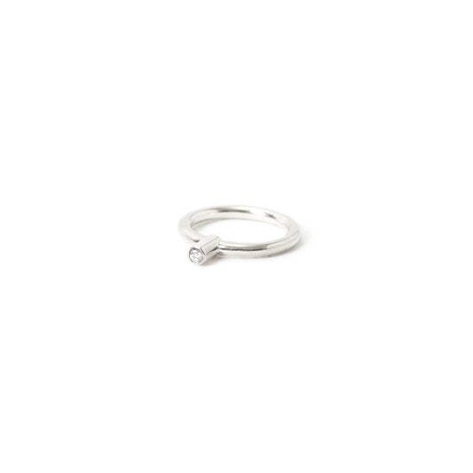 solitario diamante fedina elegante minimal fatta a mano in oro bianco 750/18k da piqué jewelry