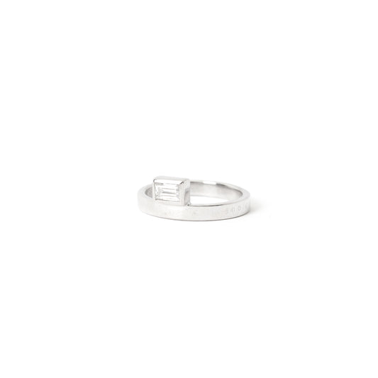 anello diamante rettangolare 0.45 carati fatto a mano da piqué jewelry