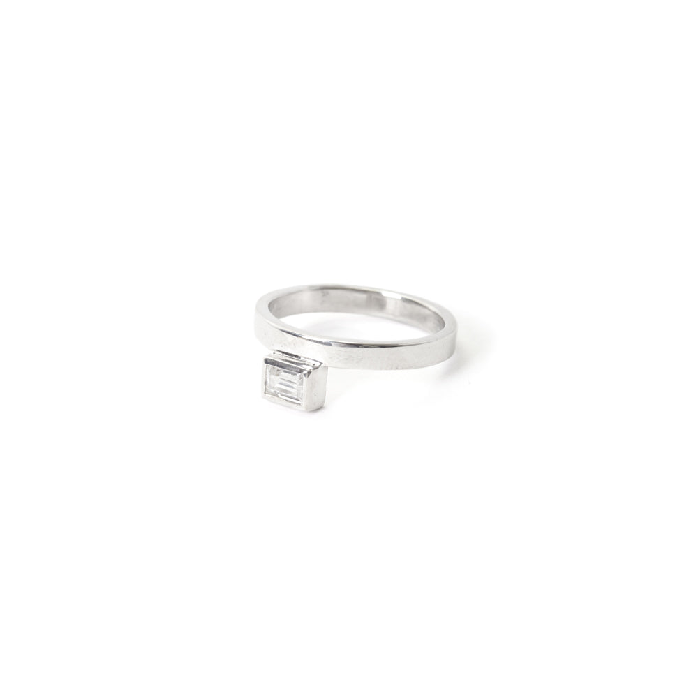 anello in oro bianco con diamante asimmetrico solitario idea regalo made in italy