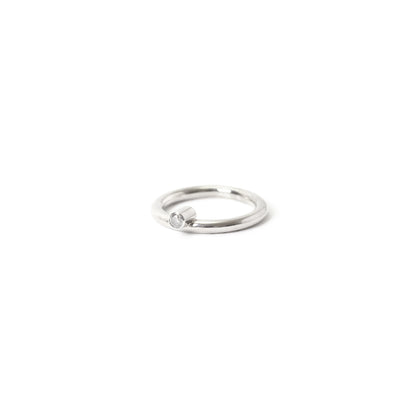 diamante grigio con oro bianco a sezione circolare con pietra asimmetrica