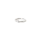 anello asimmetrico con diamante in oro bianco fatto da piqué