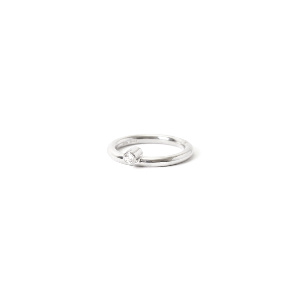 anello asimmetrico con diamante in oro bianco fatto da piqué