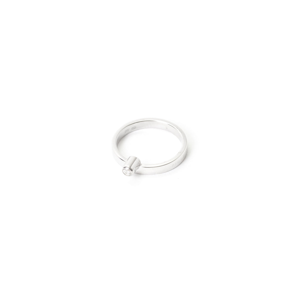 anello a fascetta con diamante bianco 0.1 carato sezione rettangolare dal design minimale ed essenziale