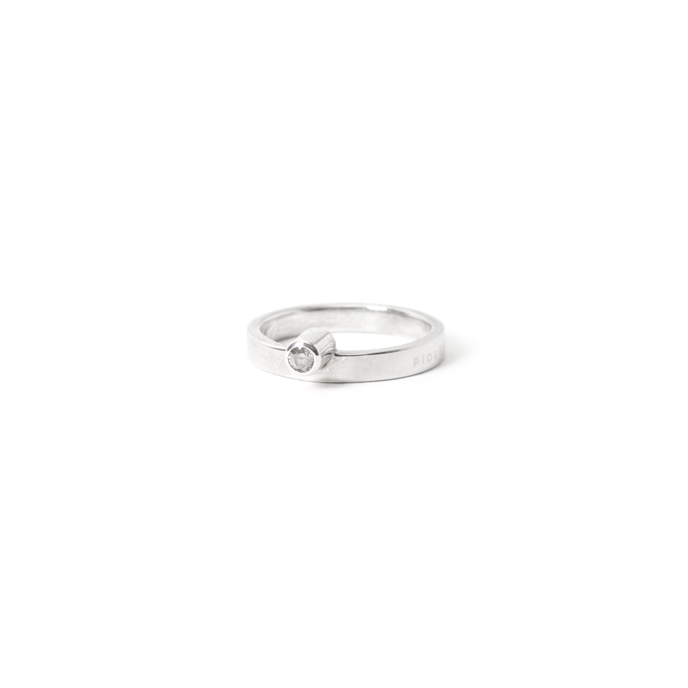 anello a fascetta dal design minimal in oro bianco 750/18k con pietra incassata asimmetrica
