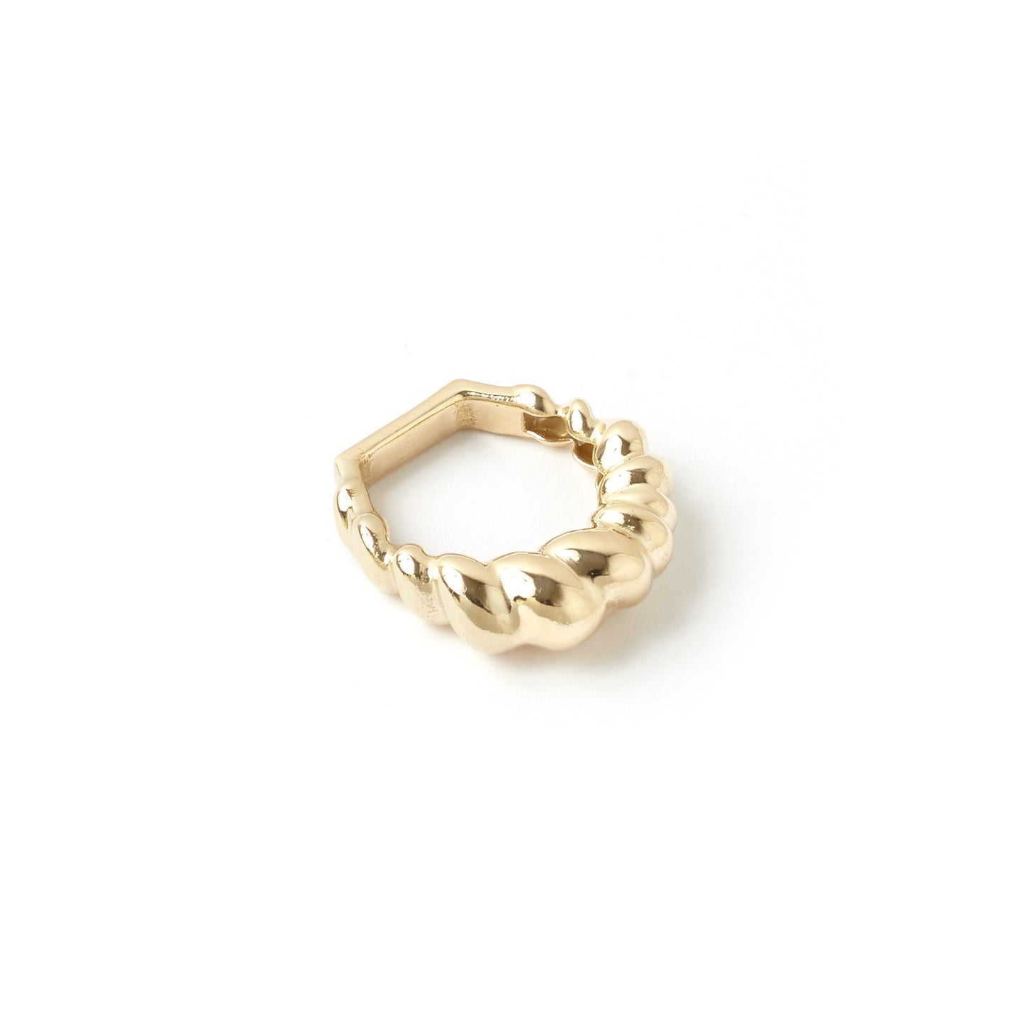 anello in oro fairmined dalle forme morbide e sinuose fatto a mano da piqué jewelry