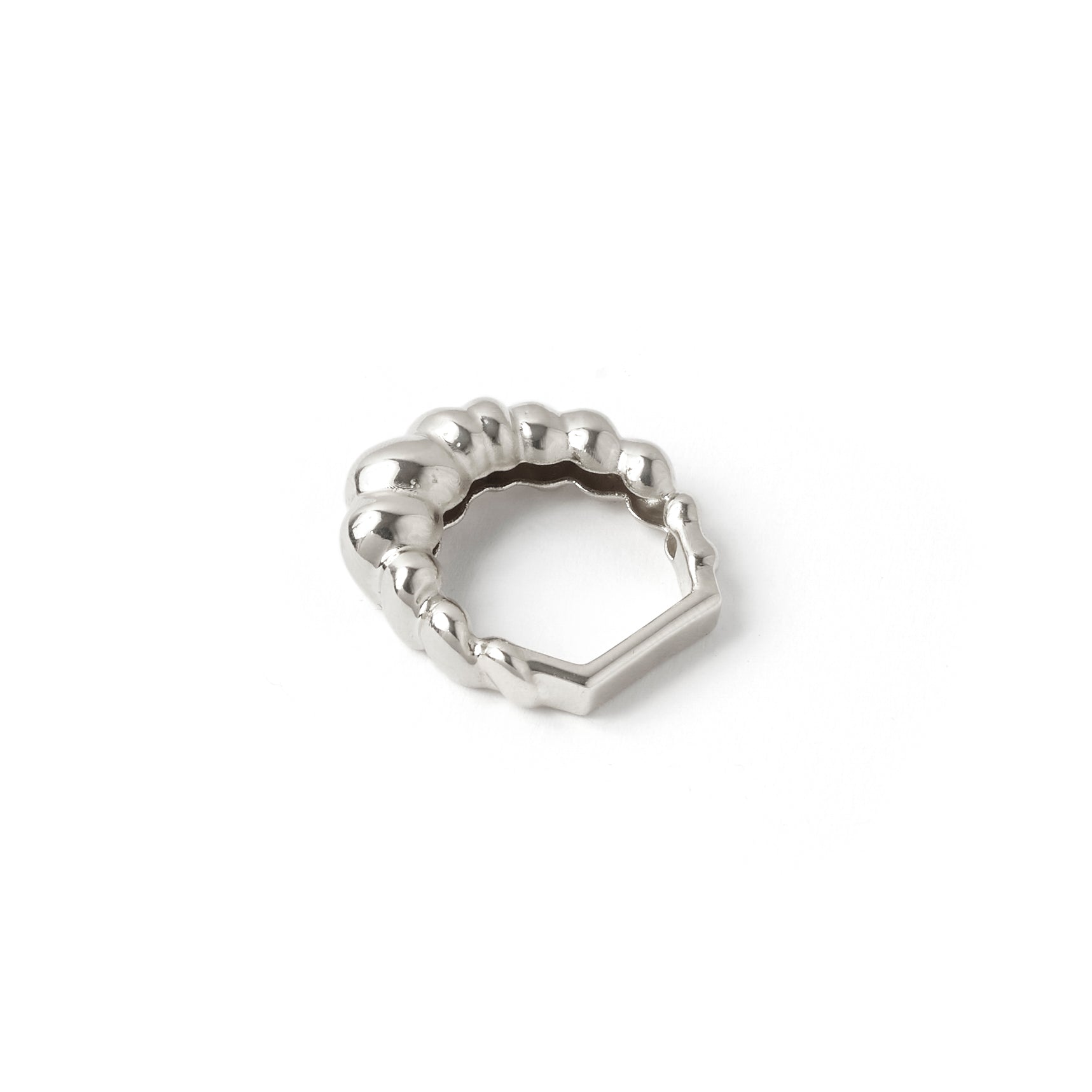 anello fatto a mano in argento 925 dalle forme morbide e sinuose ispirato al design anni 80 90
