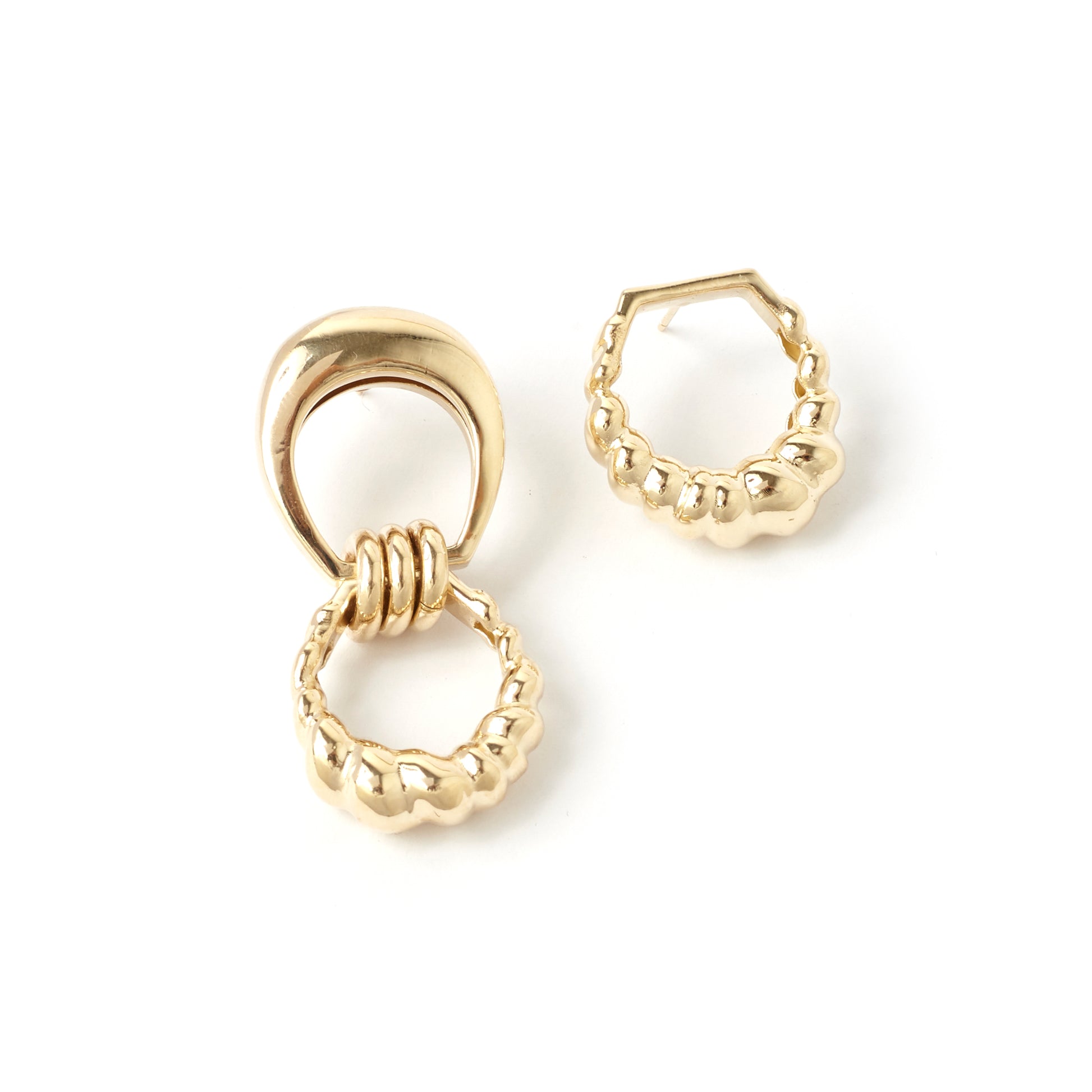 coppia di orecchini in oro asimmetrici stile anni 80 90 collezione echoes fatti a mano dalla gioielleria piqué