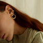 orecchino in oro della collezione echoes indossato in combinazione con altri orecchini oro