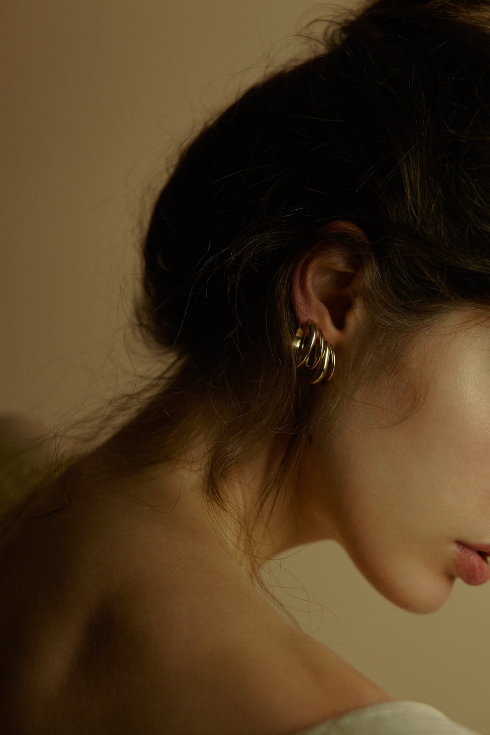 orecchini con forme irregolari e minimal in oro giallo pallido fatti a mano da piqué jewelry